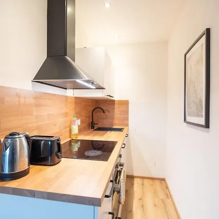 Cozy 2-room With Wifi & Sky Apartmán